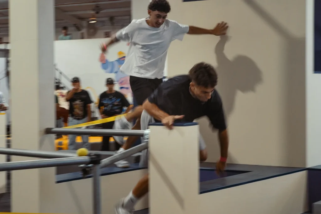 Acción de parkour durante evento Cats and Rats en La Nave Parkour Madrid