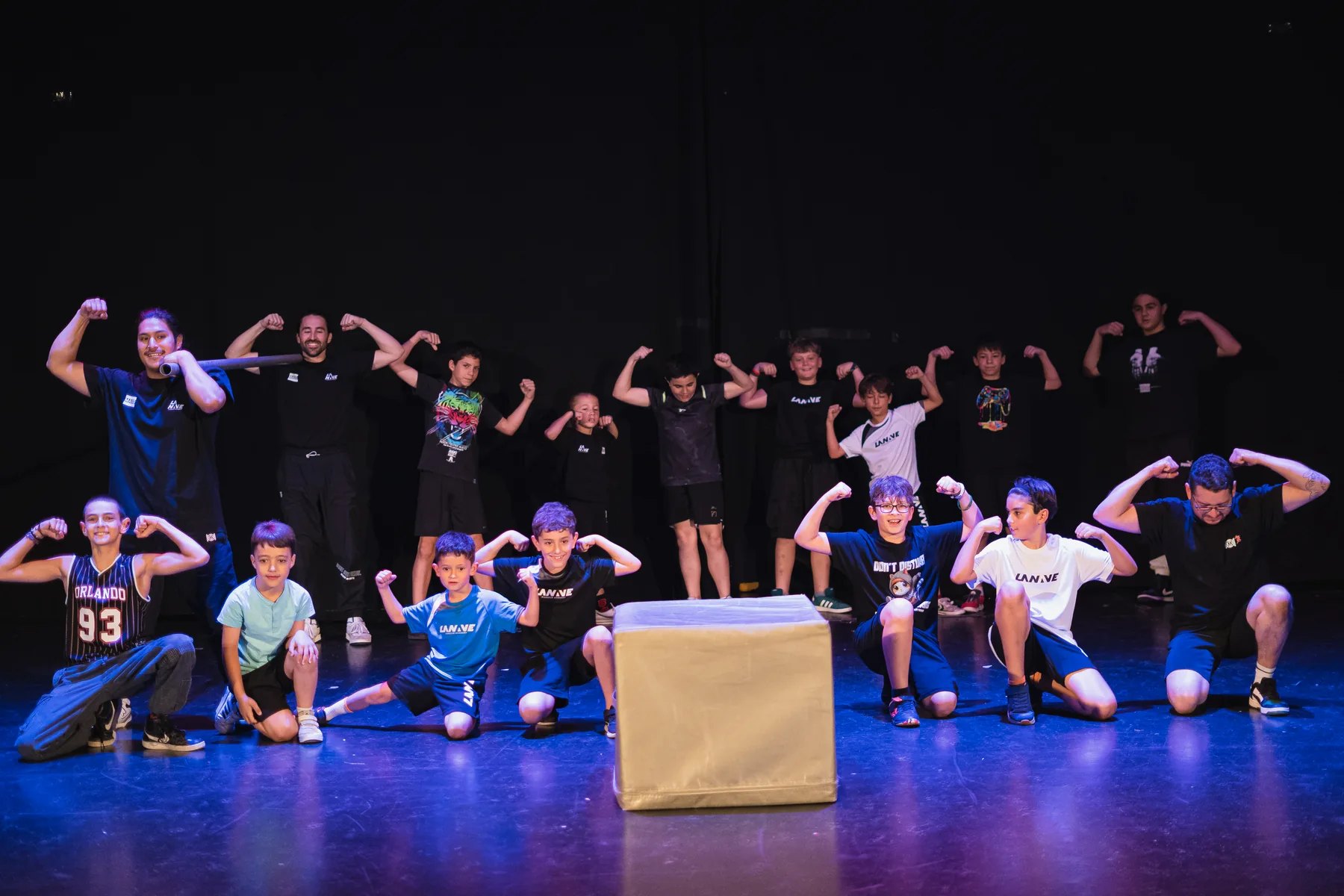 Grupo de alumnos y monitores compartiendo una jornada de campamento en La Nave Parkour