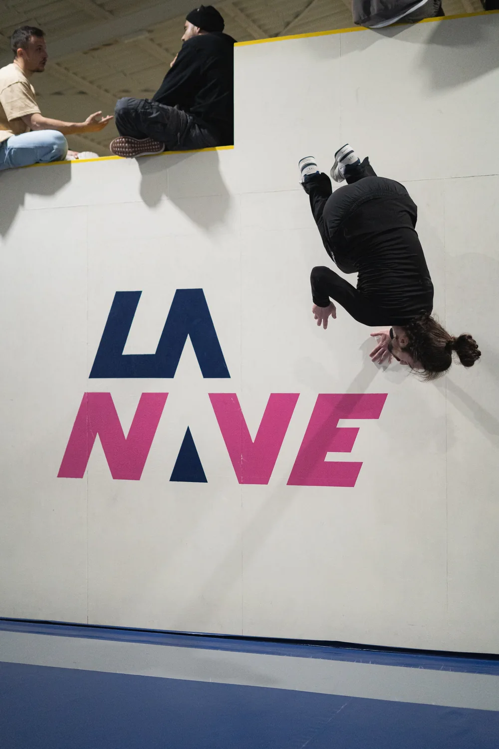 Entrenamiento junto al logo interior de La Nave Parkour Academy Madrid