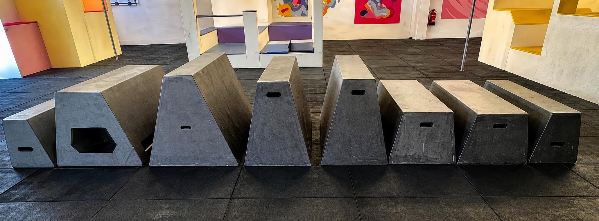 Obstáculos modulares de parkour preparados para alquiler