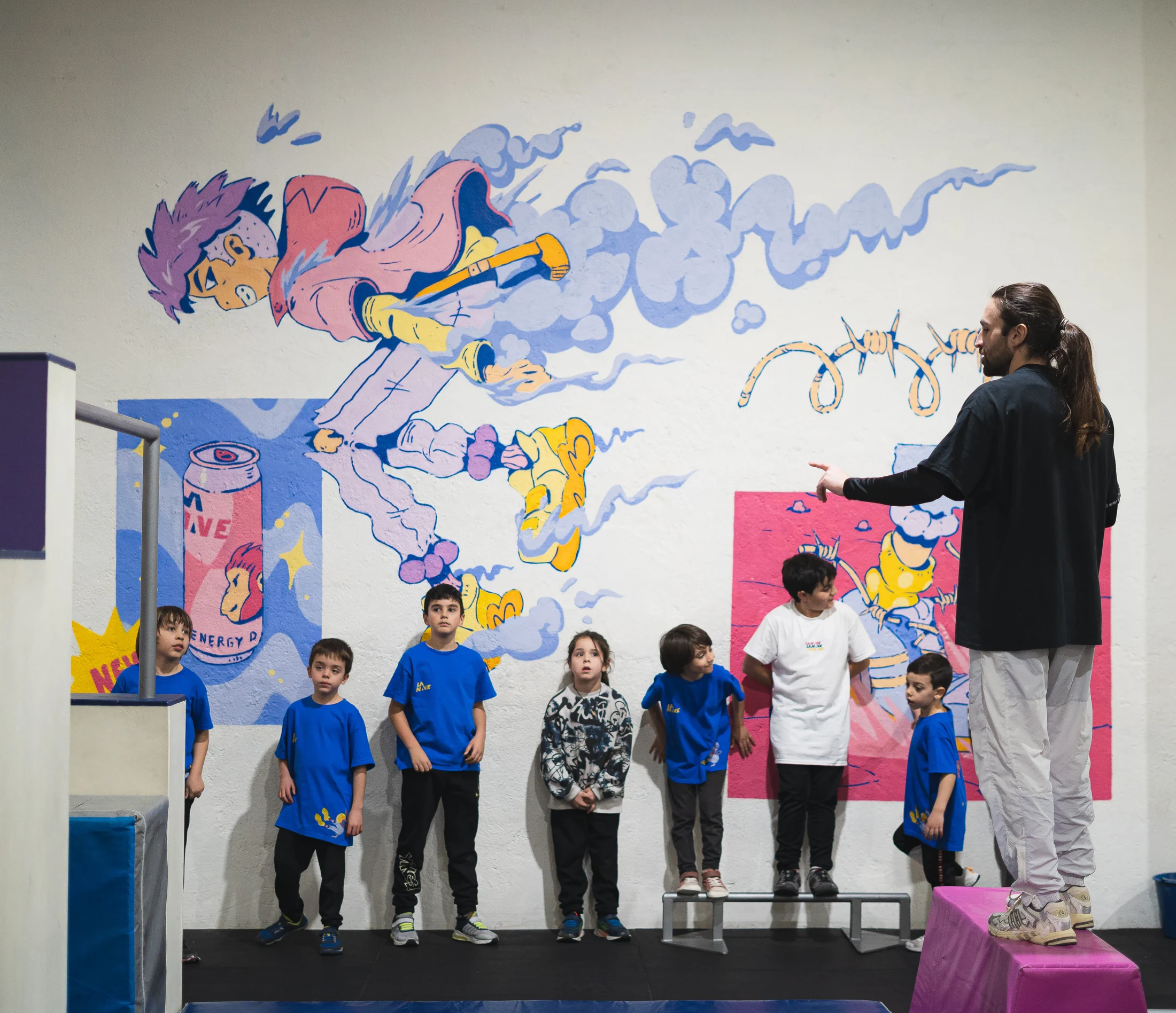 Grupo infantil aprendiendo parkour con acompañamiento técnico