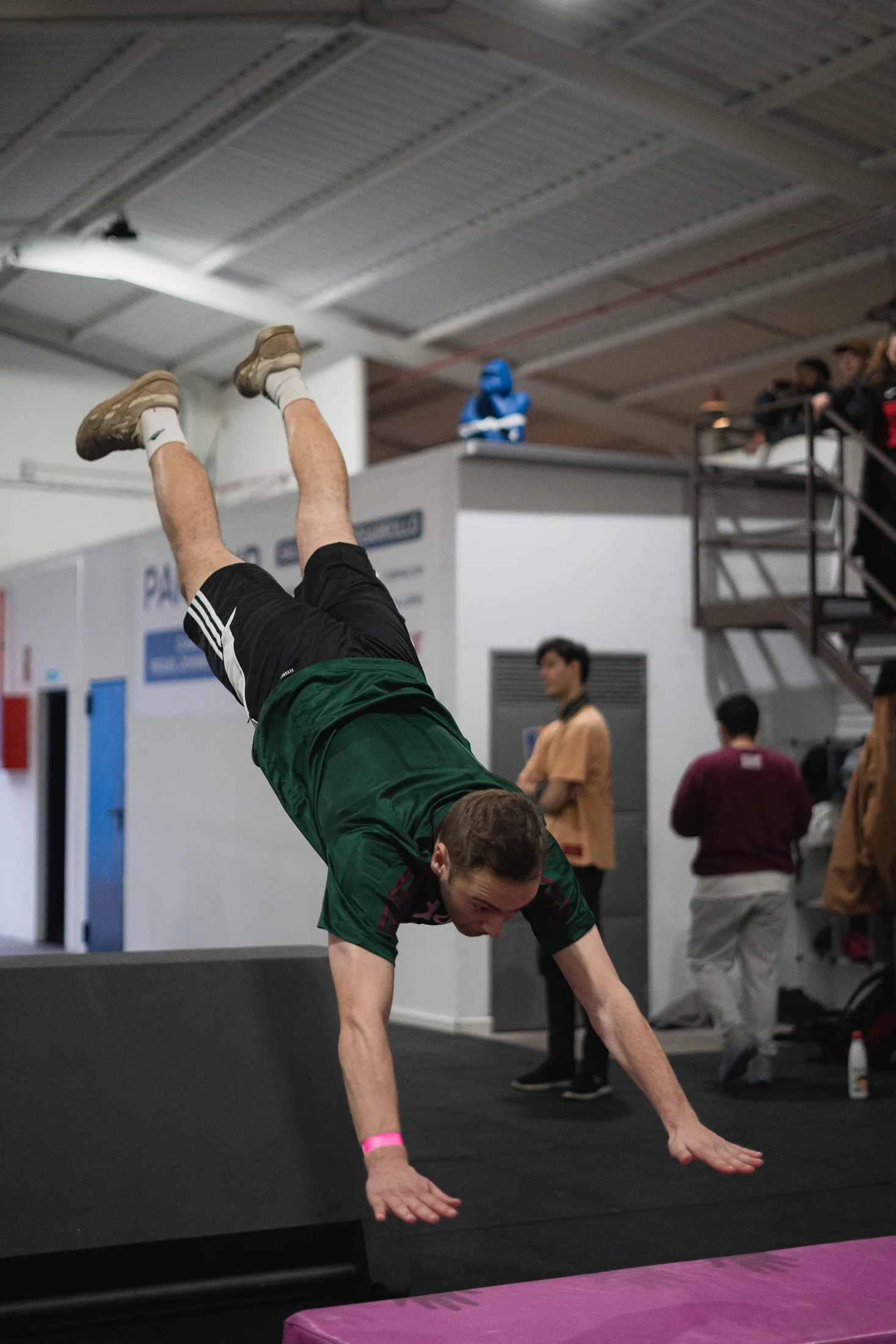 Atleta atravesando un obstáculo durante un entrenamiento