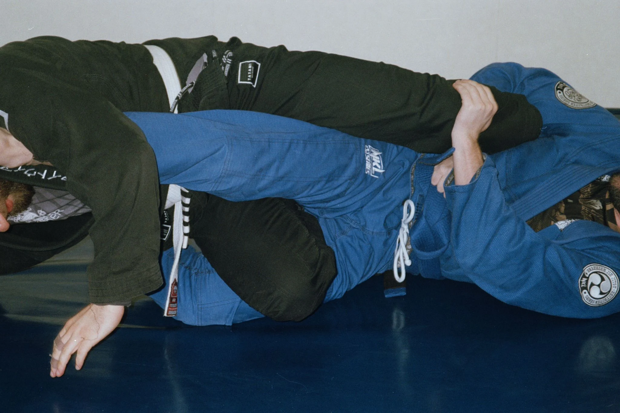 Práctica técnica de Brazilian Jiu-Jitsu sobre el tatami de La Nave Parkour Academy