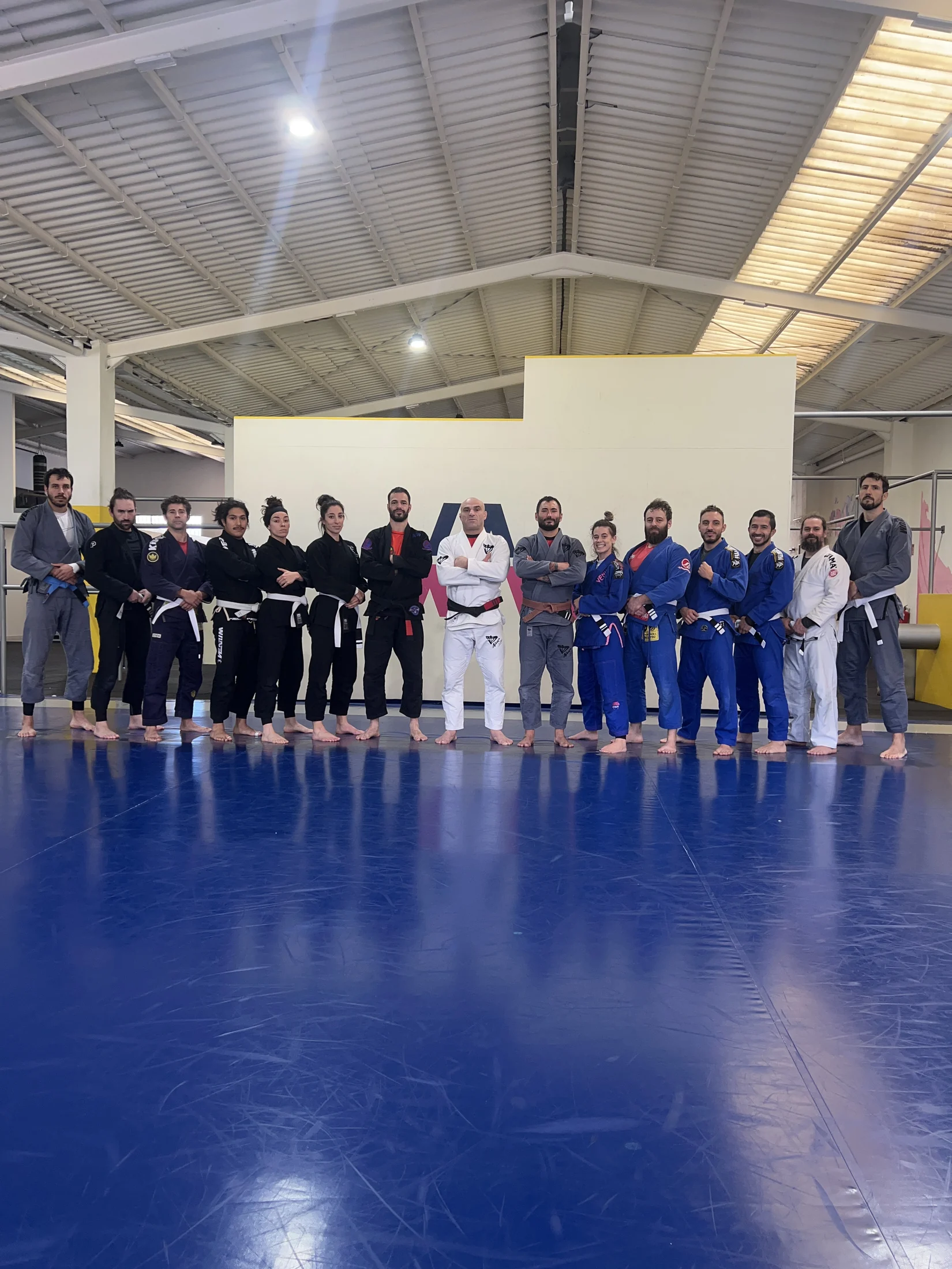 Grupo de Brazilian Jiu-Jitsu reunido en el tatami de La Nave Parkour Academy