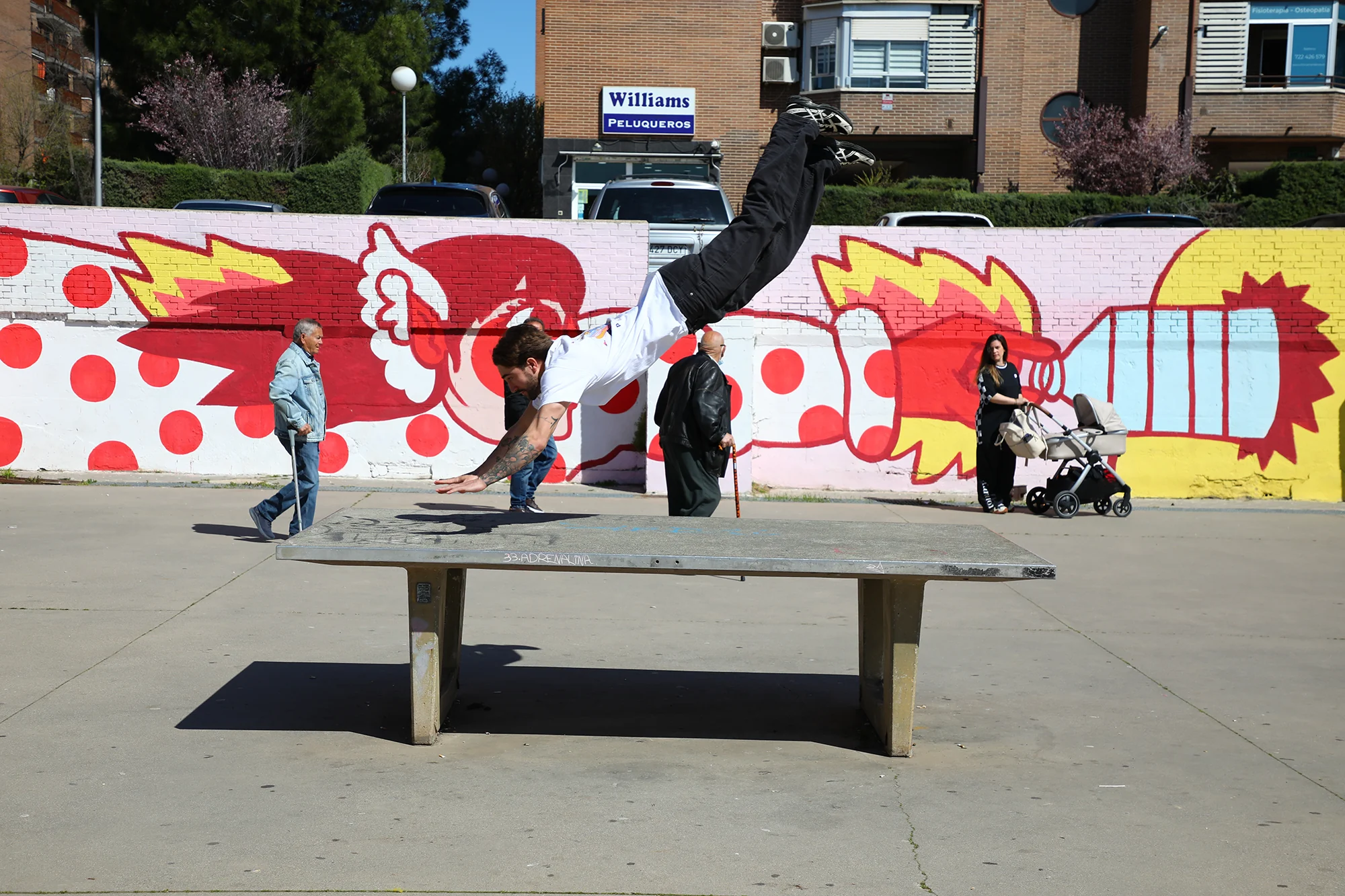 Comunidad reunida alrededor del entrenamiento de parkour