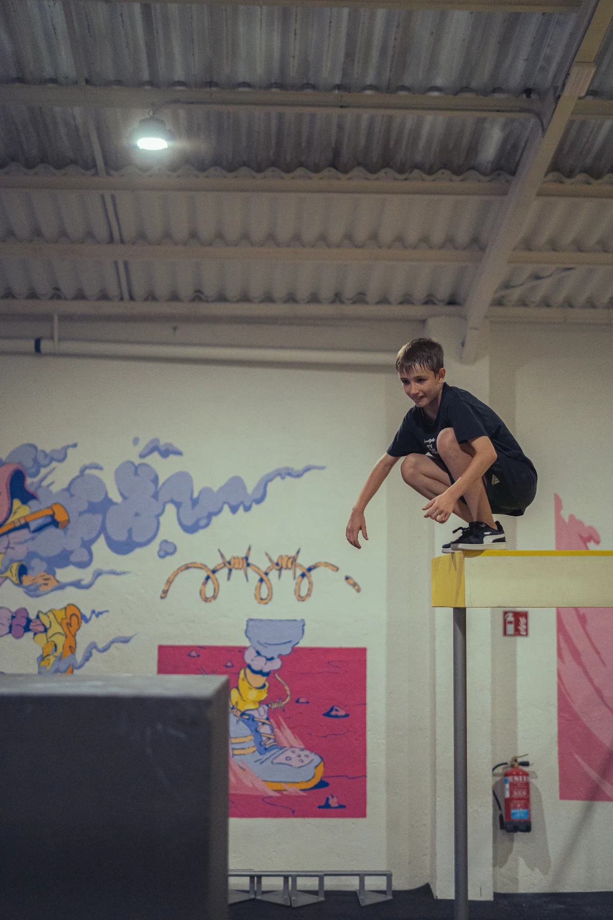 Atleta practicando un movimiento sobre obstáculos
