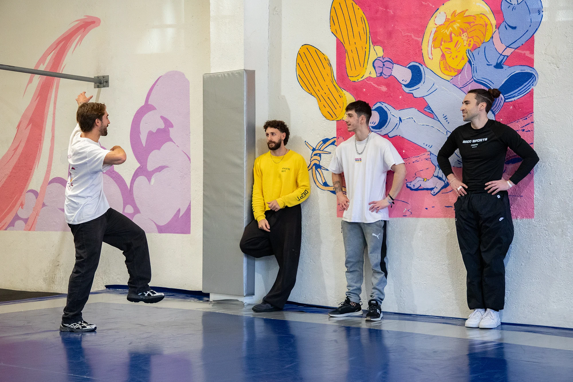 Profesionales compartiendo una explicación de movimiento en La Nave Parkour Academy