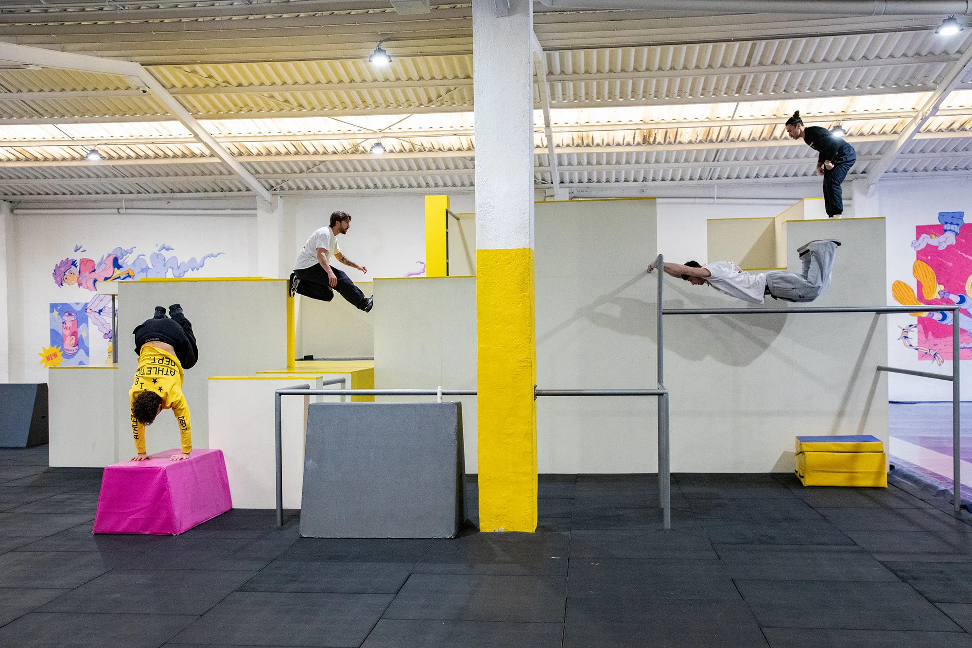 Deportistas entrenando diferentes movimientos por libre durante el Open Gym de La Nave
