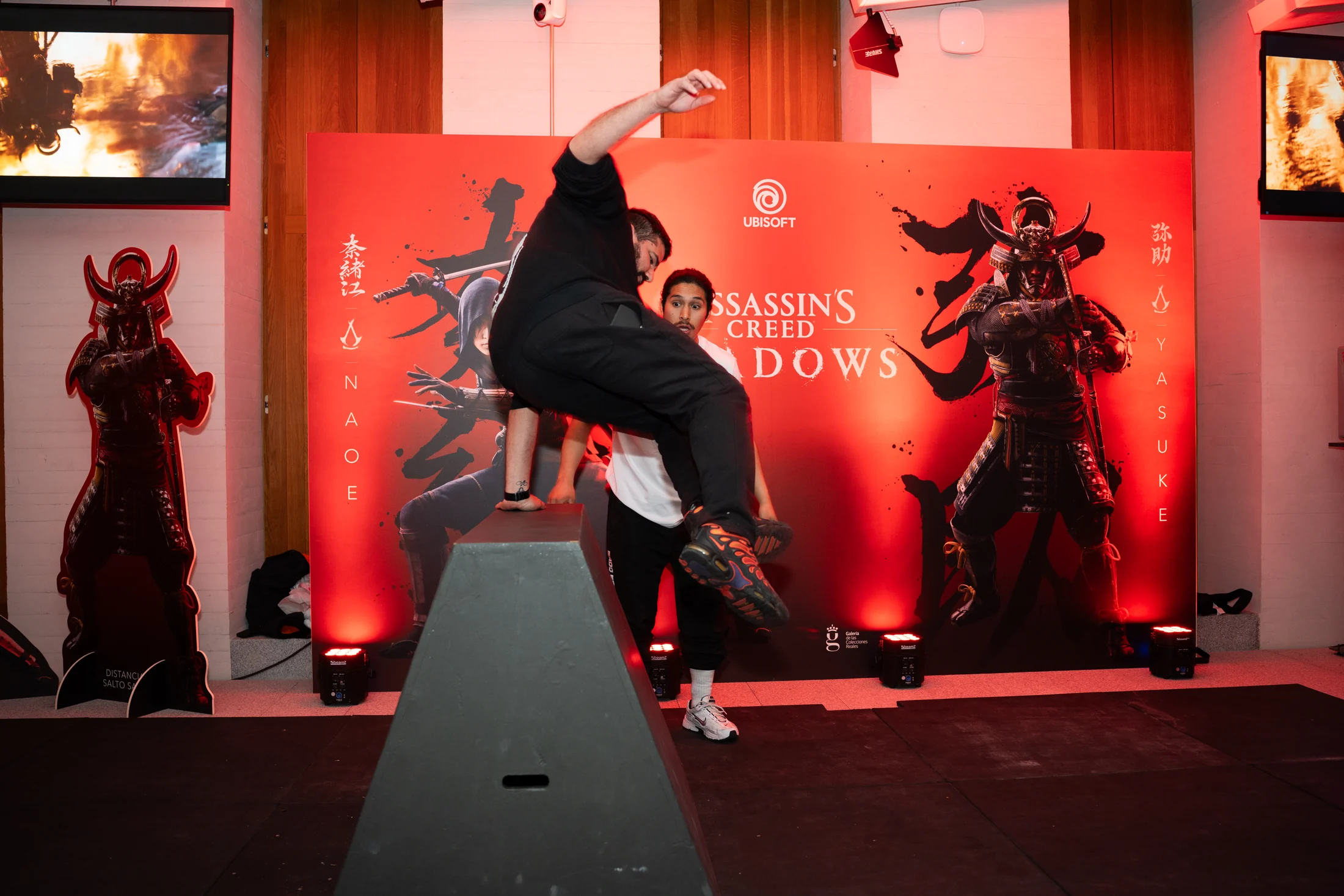 Atleta de parkour durante una activación de Assassin's Creed