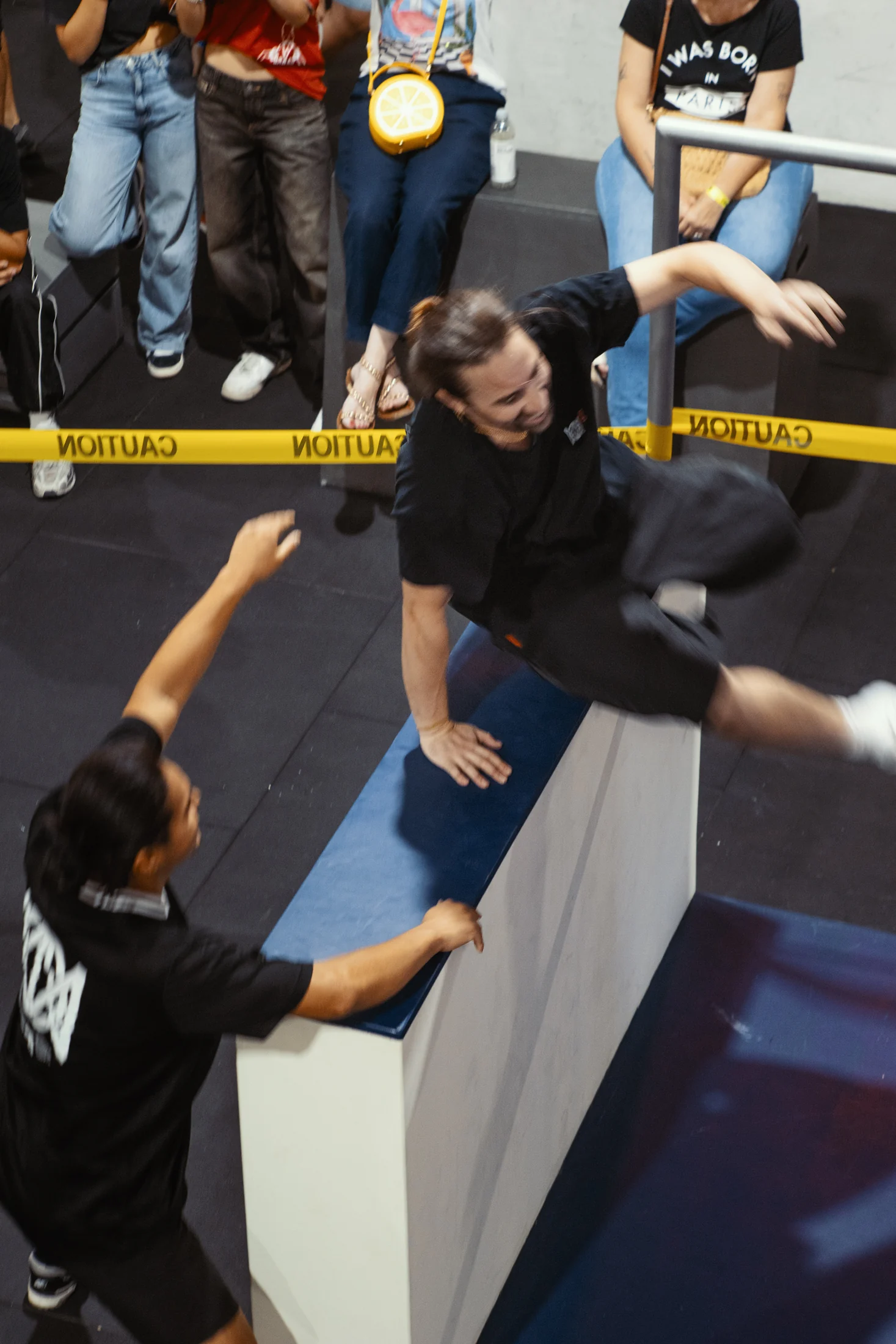Atletas compartiendo indicaciones durante un evento de parkour