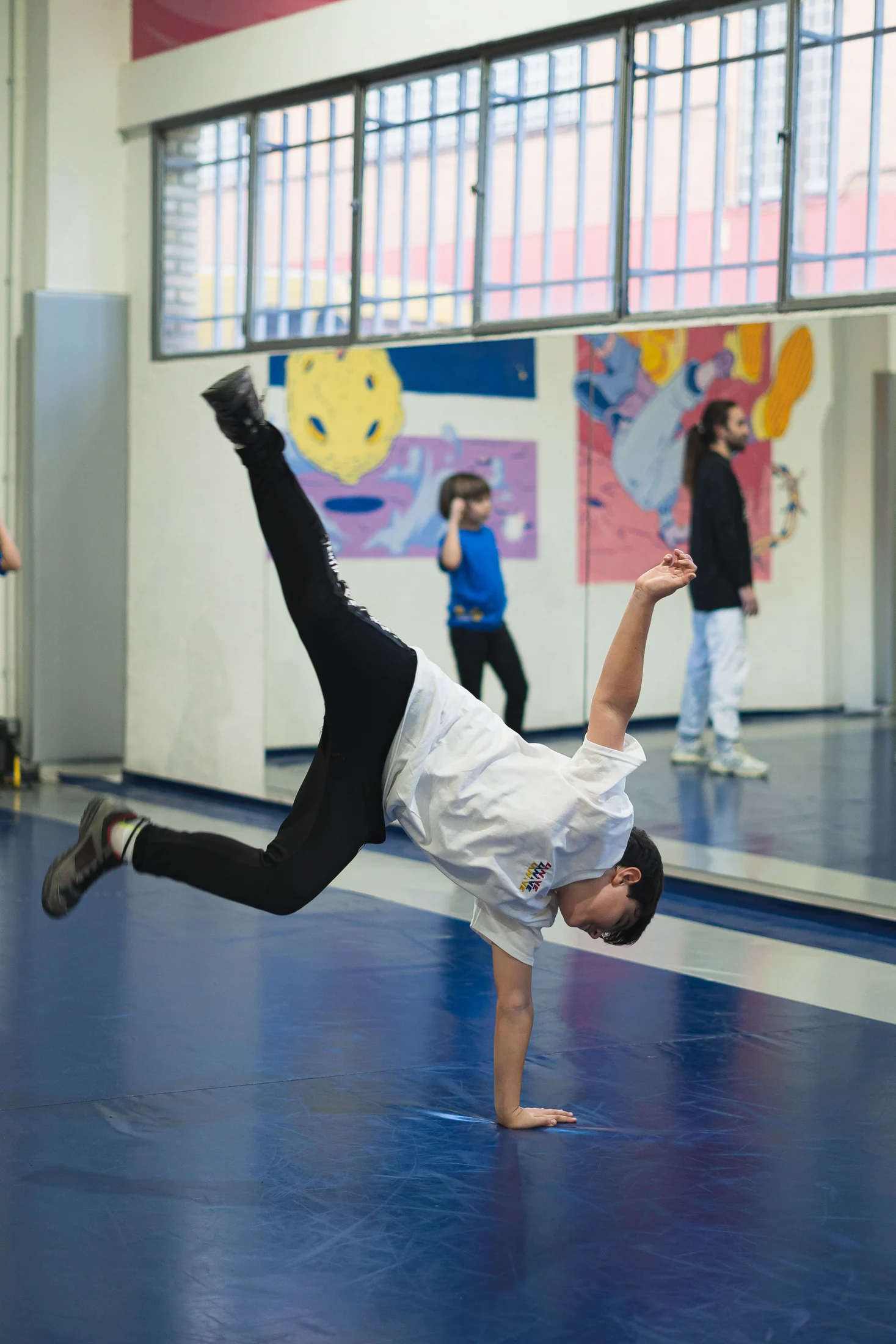 Niños practicando movimiento en una actividad educativa